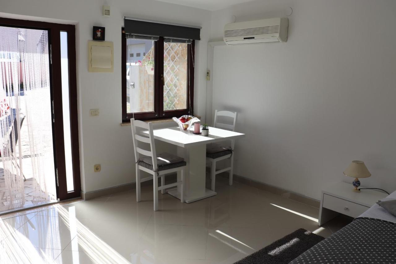An Amazing Studio Apartment Premantura Exterior photo