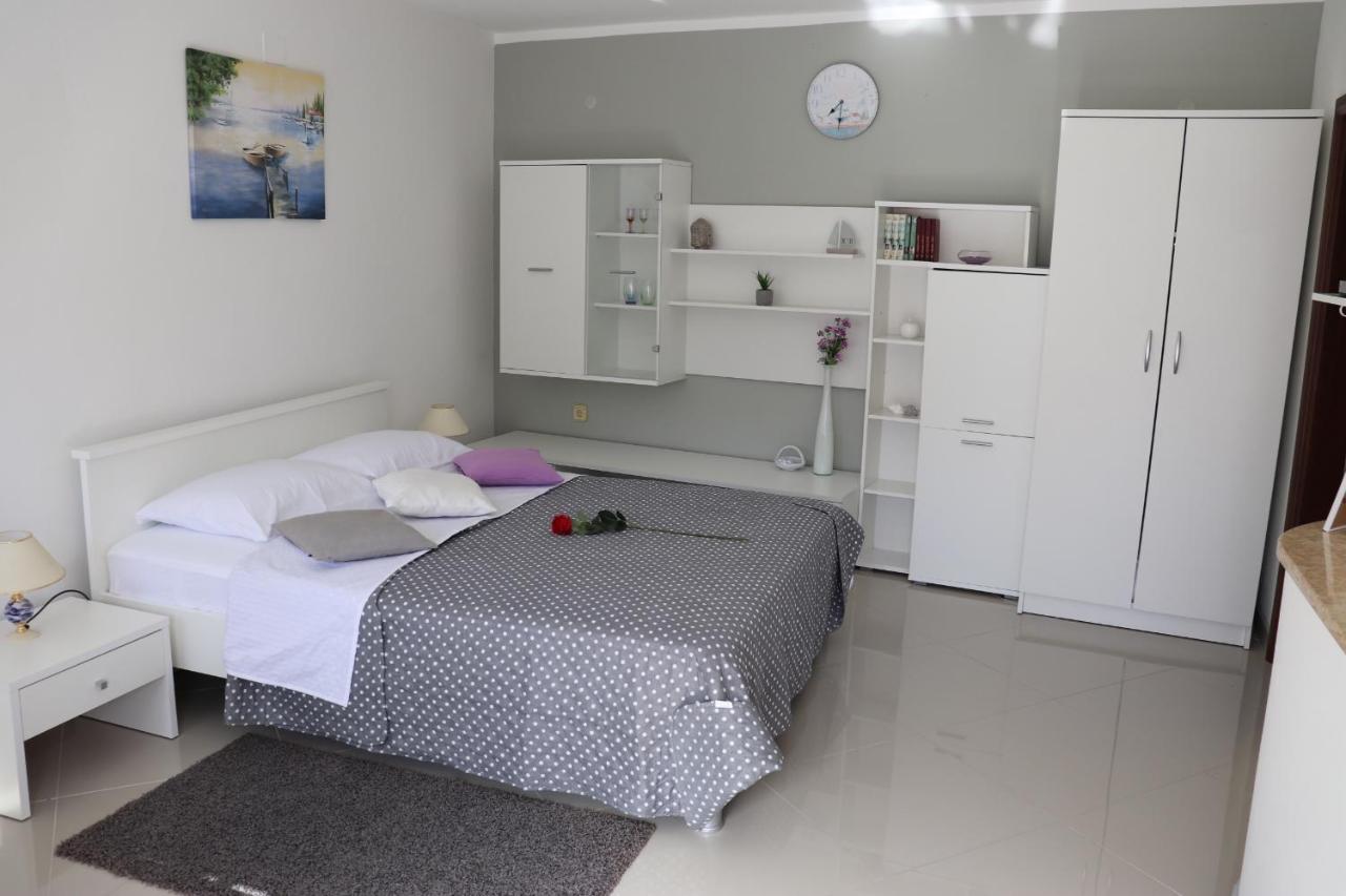 An Amazing Studio Apartment Premantura Exterior photo